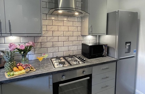 Perth House | 2 Bed House - Sleeps 4 - Garden, Parking, Wifi
