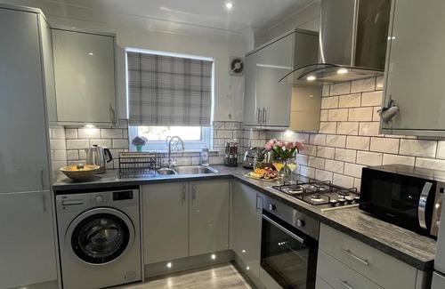Perth House | 2 Bed House - Sleeps 4 - Garden, Parking, Wifi