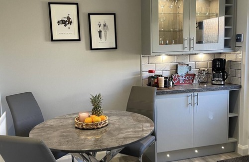 Perth House | 2 Bed House - Sleeps 4 - Garden, Parking, Wifi