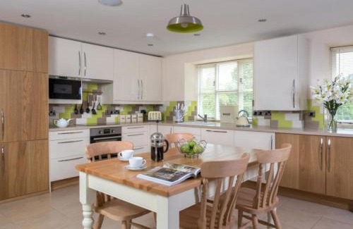 Gilwern House | 2 Bed House - Sleeps 4 - Fishing - Parking - Patio