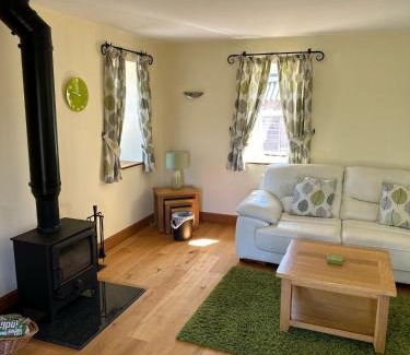 Gilwern House | 2 Bed House - Sleeps 4 - Fishing - Parking - Patio