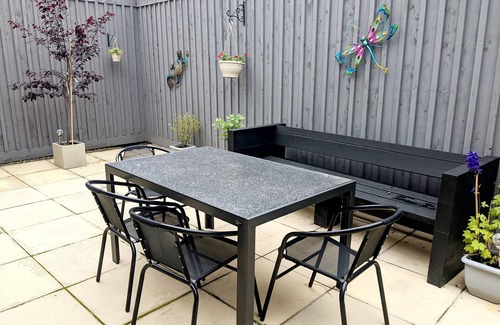Rostrevor House | 2 Bed House - Sleeps 6 - Parking - Wifi