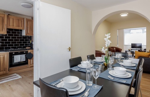 Barking House | 2-bed House - Sleeps 7 & Free Parking