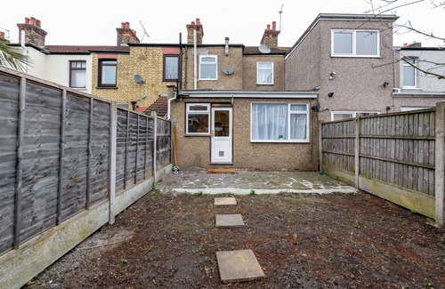 Barking House | 2-bed House - Sleeps 7 & Free Parking