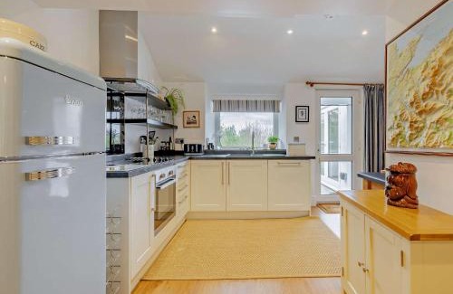 Bangor House | 2 Bed in Bethesda 66276