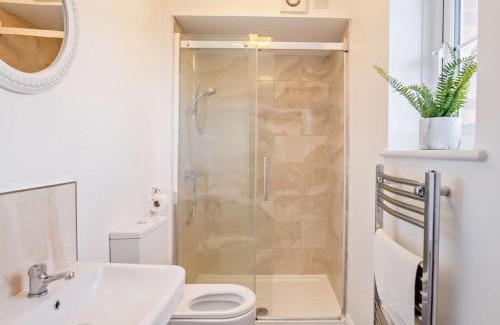 Newport House | 2 Bed in Newport 90244