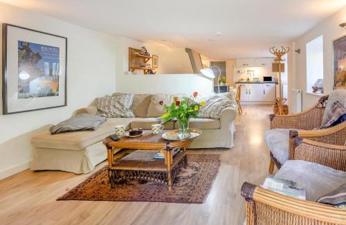 Monmouth House | 2 Bed in The Hendre oc-h33314