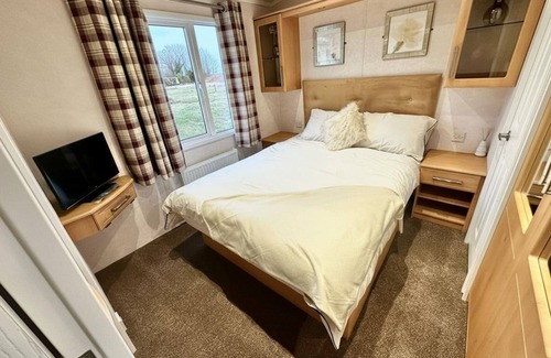 Wesham Cabin | 2-Bed Lodge, Sleeps 4, Free Parking, Hot tub