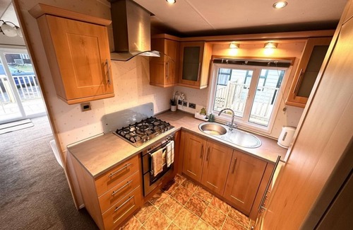 Wesham Cabin | 2-Bed Lodge, Sleeps 4, Free Parking, Hot tub