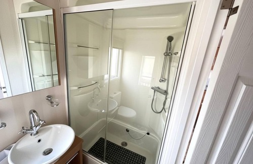 Wesham Cabin | 2-Bed Lodge, Sleeps 4, Free Parking, Hot tub