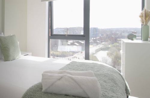 Sheffield Apartment | 2-Bed Penthouse | Balcony | Central