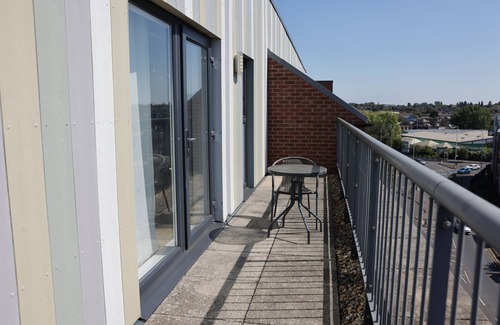 Brooklands Apartment | 2 Bed Penthouse near Romford Station with Free Parking