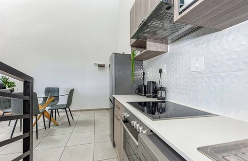 Parkwood Apartment | 2 Bed Penthouse | Perfectly located by Rosebank