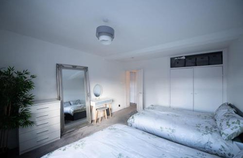 Cheadle Hulme Apartment | 2 Bed Retreat with Roof Terrace