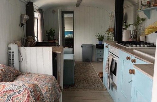 Black Torrington Apartment | 2 Bed - Sleeps 2- Pets - Smoking - Parking