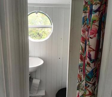 Black Torrington Apartment | 2 Bed - Sleeps 2- Pets - Smoking - Parking