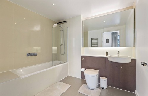 Stratford Apartment | 2 Bed-Sleeps 4-Balcony-Family Friendly