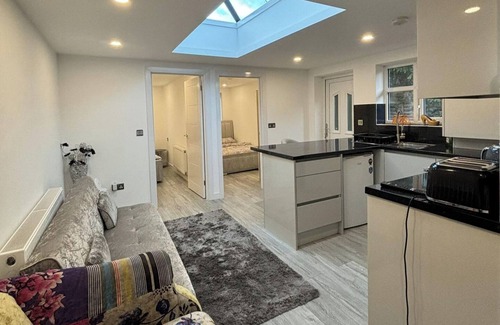 Lacey Green House | 2 Bed-Sleeps 5-Free Parking-Pet Friendly