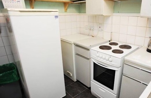 Custom House Apartment | 2 Bed - Sleeps 5 - Private Garden & Free Parking