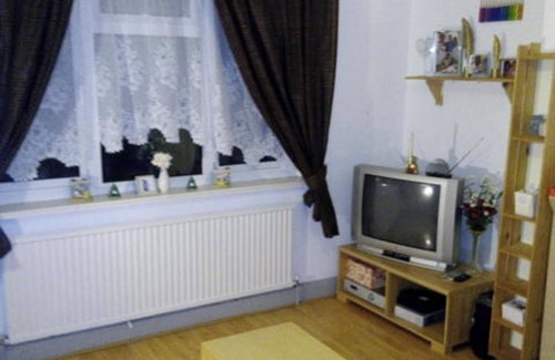 Custom House Apartment | 2 Bed - Sleeps 5 - Private Garden & Free Parking