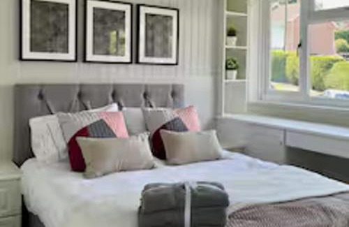 Reigate House | 2 Bed - Sleeps 6 - Parking - Town Centre