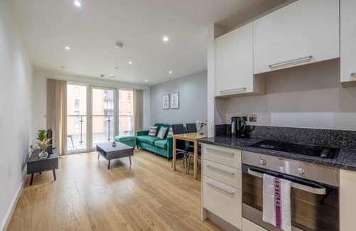Slough Condo | 2 BED @ SLOUGH STATION & PARKING-LONDON IN 20 MINS