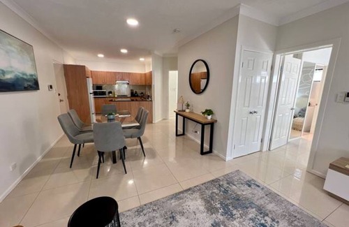 South Brisbane Apartment | 2-Bed Unit with Large Backyard, BBQ & Parking