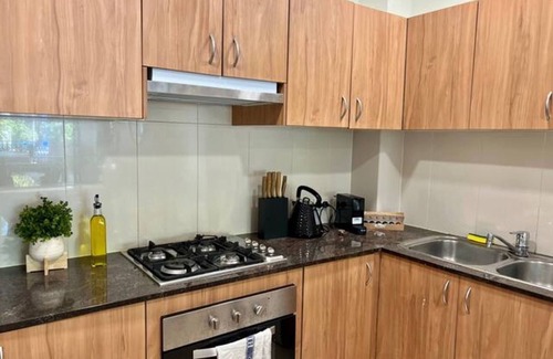 South Brisbane Apartment | 2-Bed Unit with Large Backyard, BBQ & Parking
