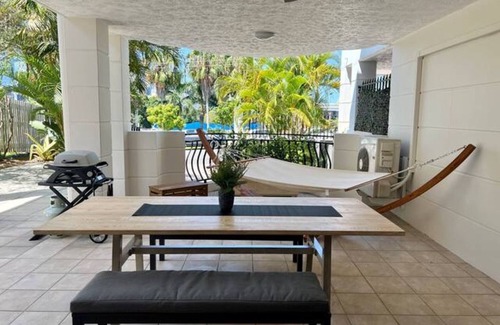 South Brisbane Apartment | 2-Bed Unit with Large Backyard, BBQ & Parking