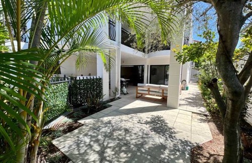 South Brisbane Apartment | 2-Bed Unit with Large Backyard, BBQ & Parking