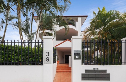 South Brisbane Apartment | 2-Bed Urban Haven with Parking and Balcony