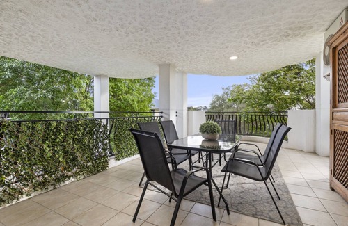 South Brisbane Apartment | 2-Bed Urban Haven with Parking and Balcony
