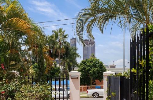 South Brisbane Apartment | 2-Bed Urban Haven with Parking and Balcony