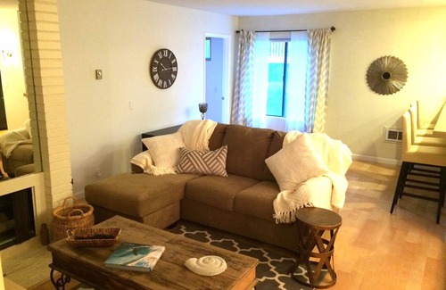 Hollywood Beach Condo | 2 Bedroom 1 Bath Fully Furnished Beach Condo in Oxnard, CA