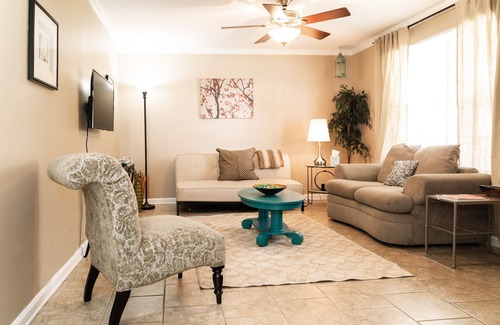 Shenandoah House | 2 Bedroom 1 Bathroom Comfortable Furnished Home 4638 SouthPark Dr.