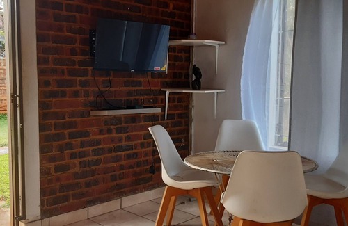 Pretoria Apartment | 2 Bedroom + 1 Bathroom & full kitchen
