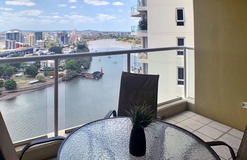Brisbane Central Business District Apartment | 2 Bedroom 1 Bathroom (RP BS) - Absolute waterfront views of Brisbane River/Storey Bridge and CBD skyline