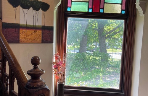 Des Moines Apartment | 2-bedroom 19th centry Victorian apartment Des Moines with AC, WiFi