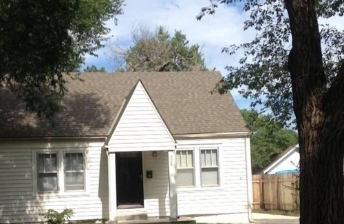 Sunnyside House | 2 bedroom, 1bath Cottage Featuring New Kitchen and Bathroom!