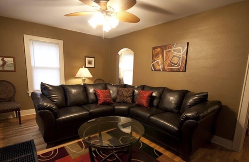 Sunnyside House | 2 bedroom, 1bath Cottage Featuring New Kitchen and Bathroom!
