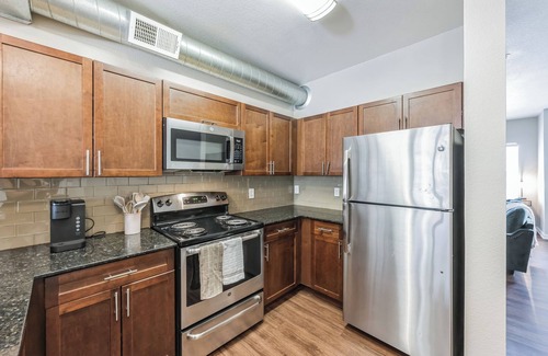 North Broadway - Holiday Apartment | 2 Bedroom 2.5 Bath Apt, Gym, King Beds, Garage 203