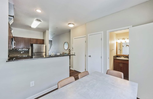 North Broadway - Holiday Apartment | 2 Bedroom 2.5 Bath Apt, Gym, King Beds, Garage 203