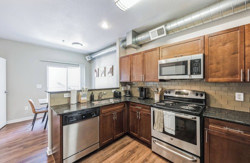 North Broadway - Holiday Apartment | 2 Bedroom 2.5 Bath Apt, Gym, King Beds, Garage 203