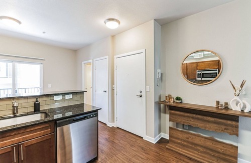 Wonderland Lake Apartment | 2 bedroom 2.5 Bath Apt w Gym, Garage, King Bed 207