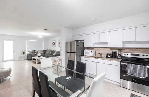 Sunny Isles Beach Ski Chalet | 2 Bedroom 2 Bath Beach 1 min Walk 8 People Keyless Dog ok