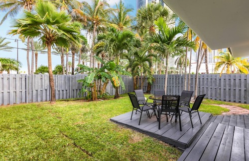 Sunny Isles Beach Ski Chalet | 2 Bedroom 2 Bath Beach 1 min Walk 8 People Keyless Dog ok