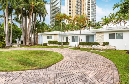 Sunny Isles Beach Ski Chalet | 2 Bedroom 2 Bath Beach 1 min Walk 8 People Keyless Dog ok