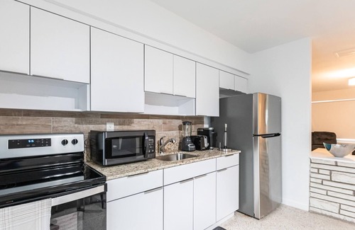 Sunny Isles Beach Ski Chalet | 2 Bedroom 2 Bath Beach 1 min Walk 8 People Keyless Dog ok