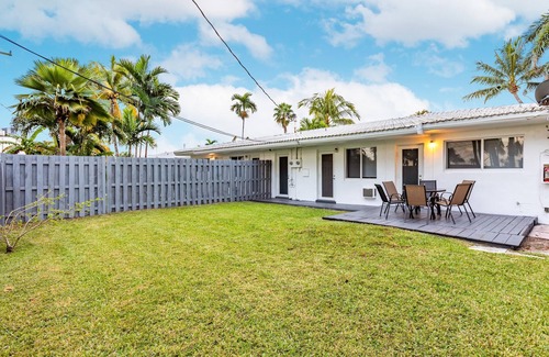 Sunny Isles Beach Ski Chalet | 2 Bedroom 2 Bath Beach 1 min Walk 8 People Keyless Dog ok