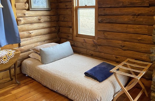 Freeburg Cabin | 2 bedroom, 2 bath log cabin with 3 fireplaces near St Louis & Scott AFB